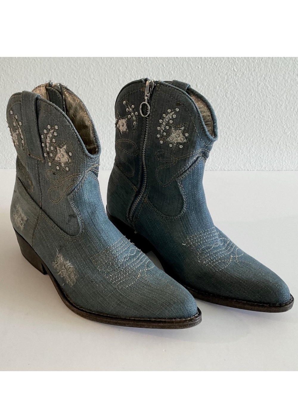 ZIGI SOHO She’s The Boss Western Blue Denim Distressed Pointed Toe Boots Size 6